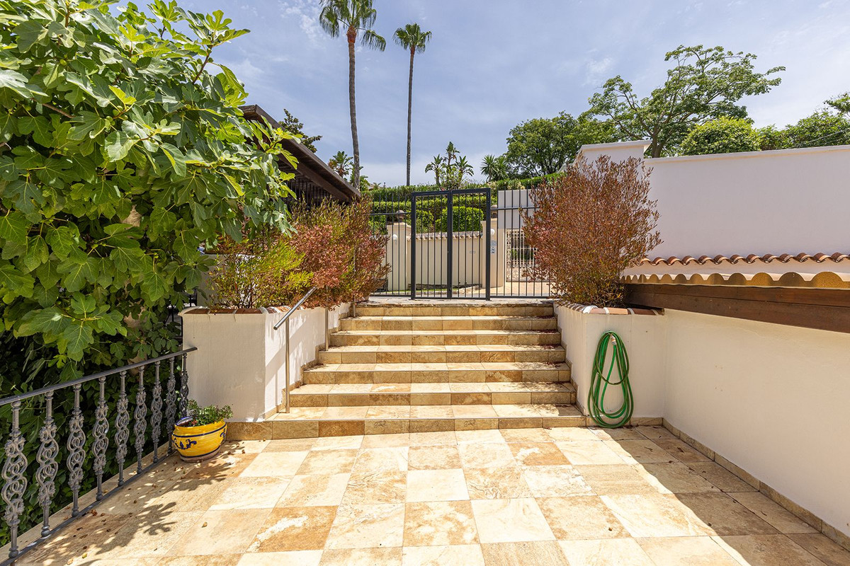 4 Bedroom Villa in Marbella - Photo 6