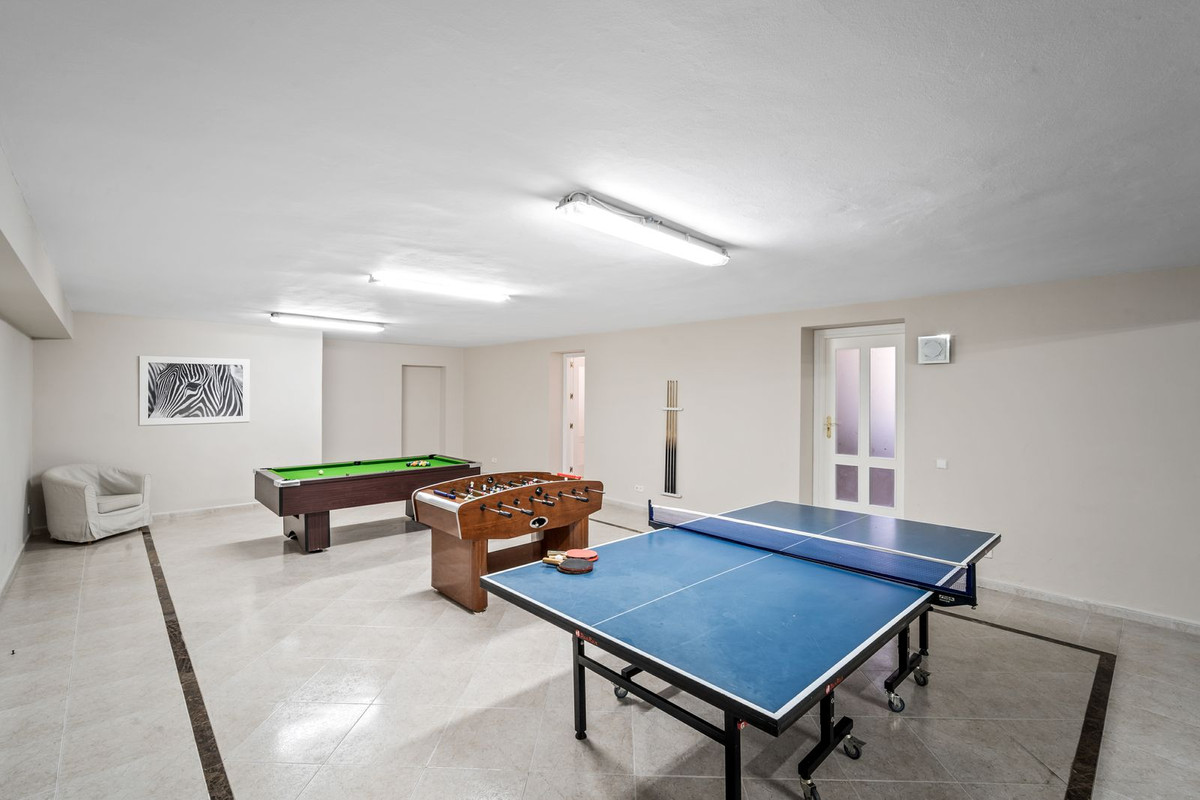 9 Bedroom Villa in Estepona - Photo 5