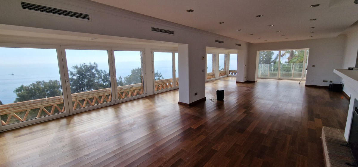 5 Bedroom Villa in Manilva - Photo 3