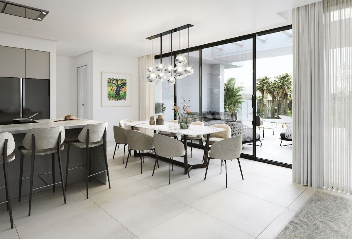 2 Bedroom Apartment in Estepona - Photo 3
