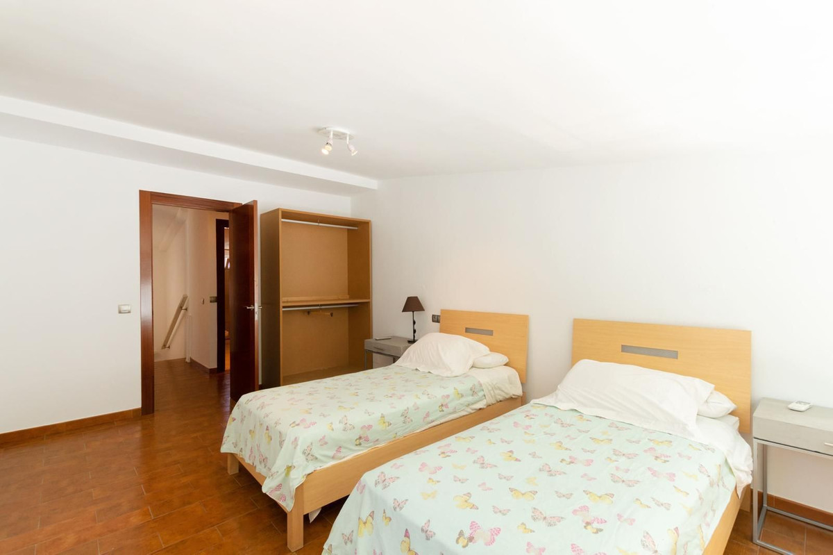 4 Bedroom Villa in San Pedro de Alcántara - Photo 13