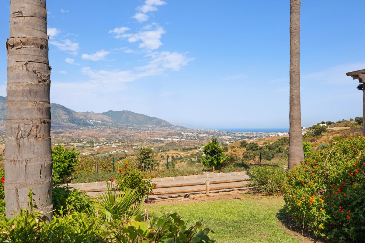 2 Bedroom Apartment in Marbella - Photo 24