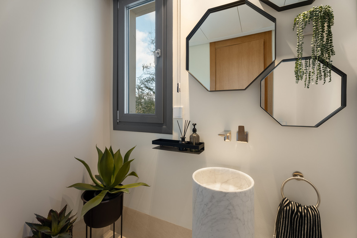 3 Bedroom Apartment in Benahavís - Photo 18