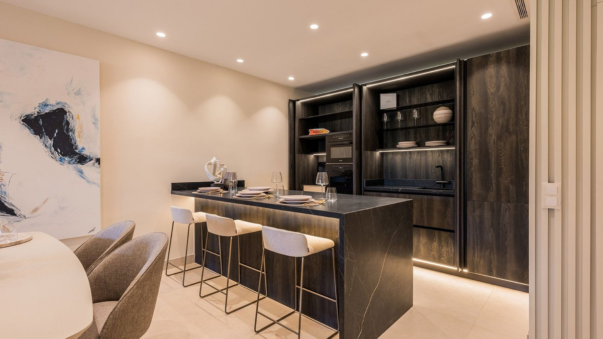 3 Bedroom Apartment in Estepona - Photo 6