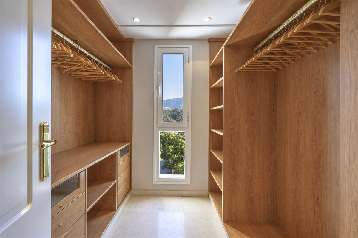 3 Bedroom Penthouse in Benahavís - Photo 14
