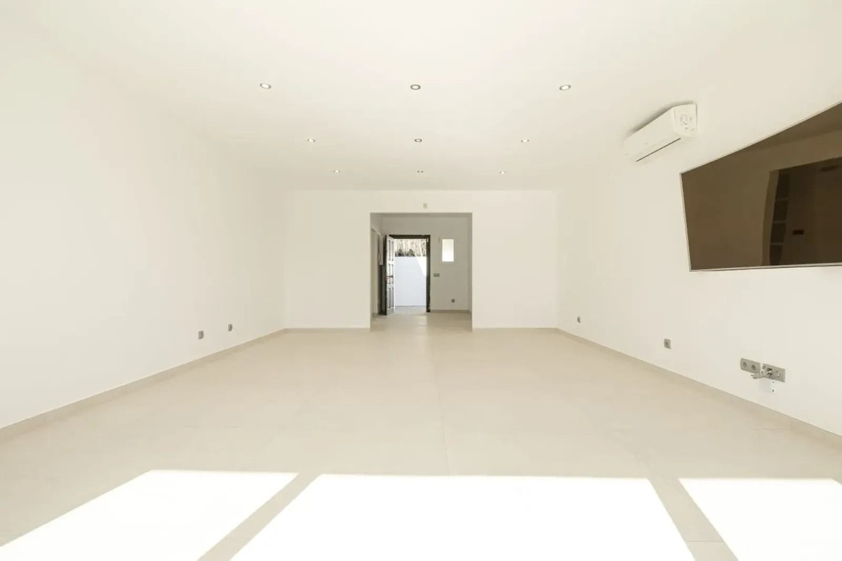 4 Bedroom Villa in Estepona - Photo 13