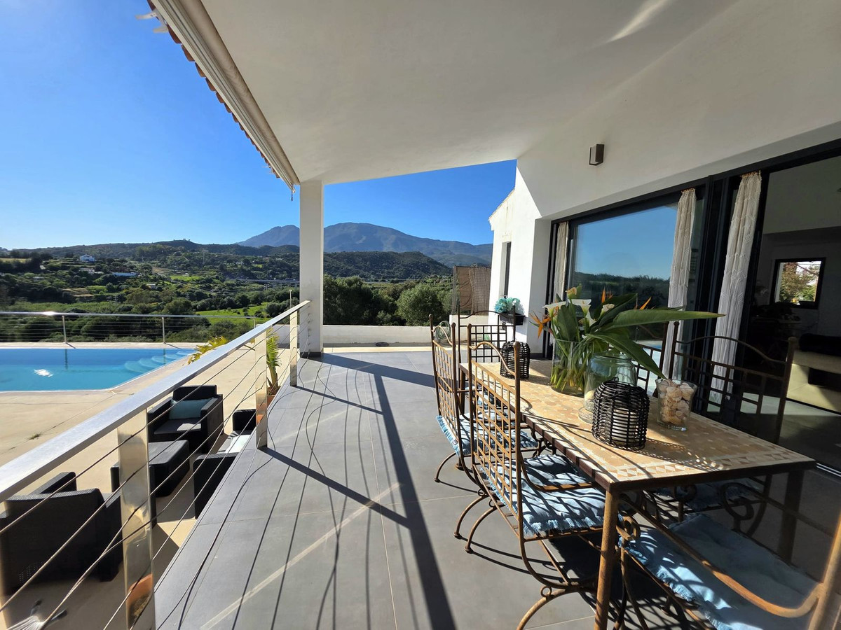 4 Bedroom Villa in Estepona - Photo 8