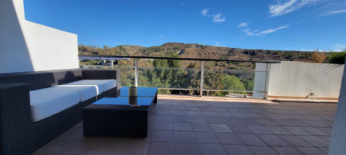 2 Bedroom Penthouse in Benahavís - Photo 69