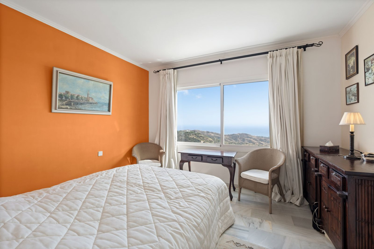 2 Bedroom Apartment in Marbella - Photo 16
