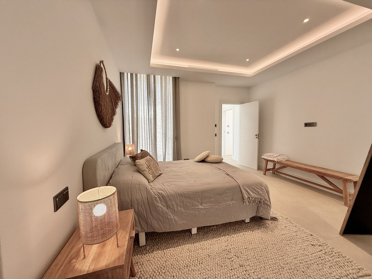4 Bedroom Villa in Estepona - Photo 53
