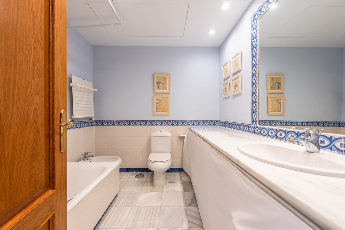 4 Bedroom Townhouse in Marbella - Photo 7
