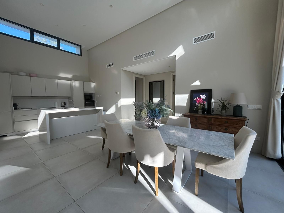 4 Bedroom Villa in Estepona - Photo 7