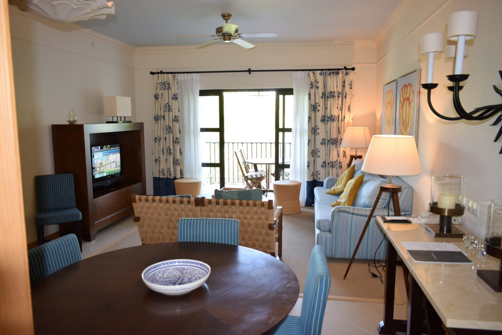 2-bedroom apartment with pool in Spain – Photo 12