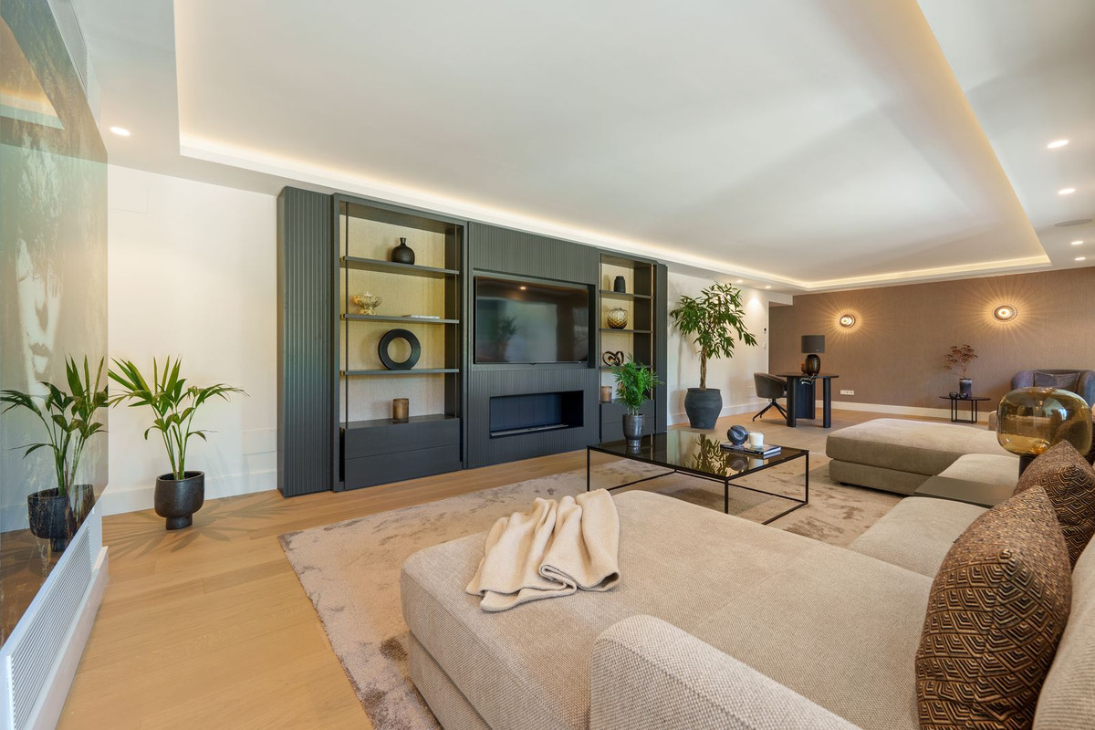 5 Bedroom Villa in Marbella - Photo 39
