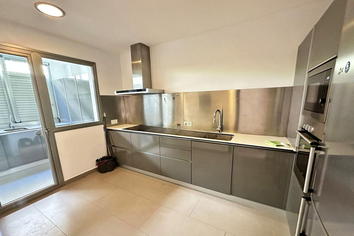 2 Bedroom Apartment in Benahavís - Photo 6