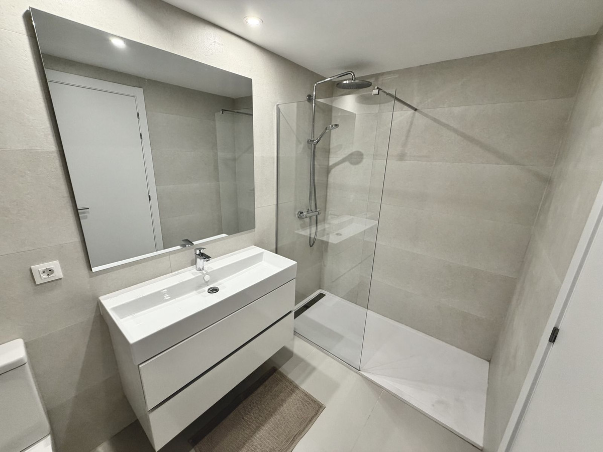 2 Bedroom Apartment in Estepona - Photo 31