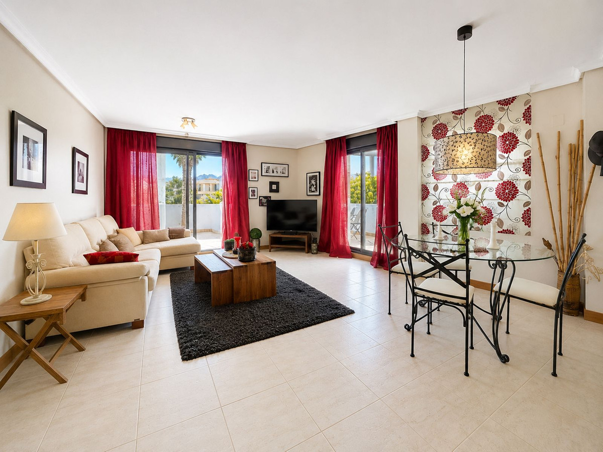 2 Bedroom Apartment in Estepona - Photo 4