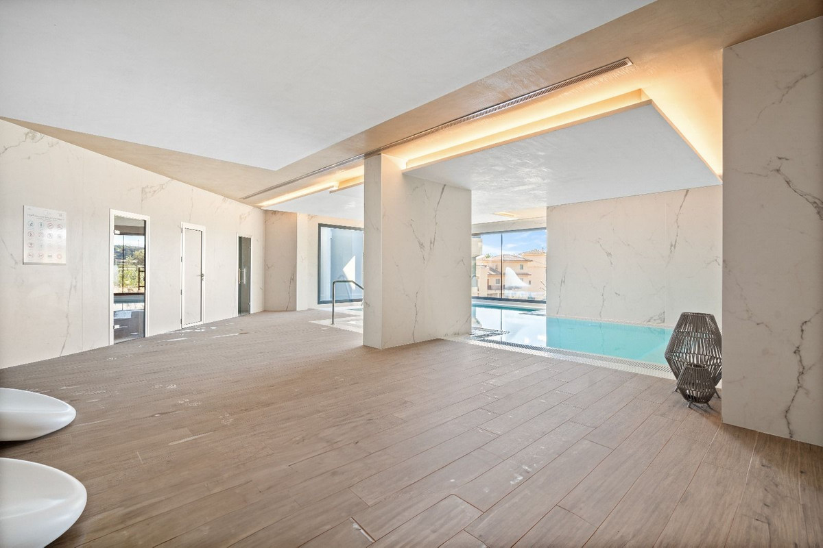 2 Bedroom Penthouse in Estepona - Photo 18
