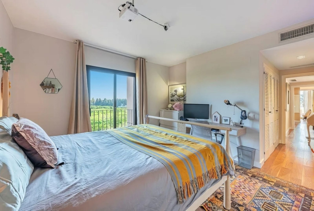 3 Bedroom Penthouse in Estepona - Photo 8