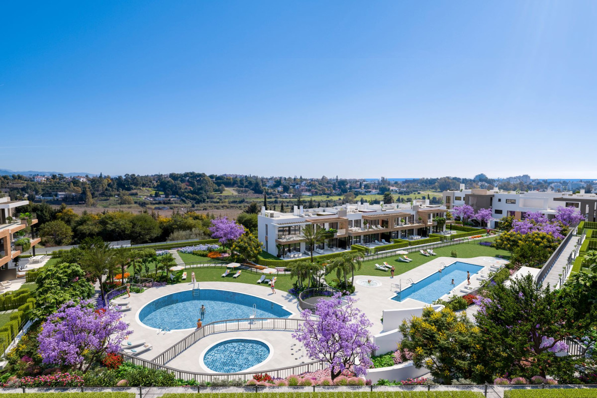 3 Bedroom Apartment in Estepona - Photo 2