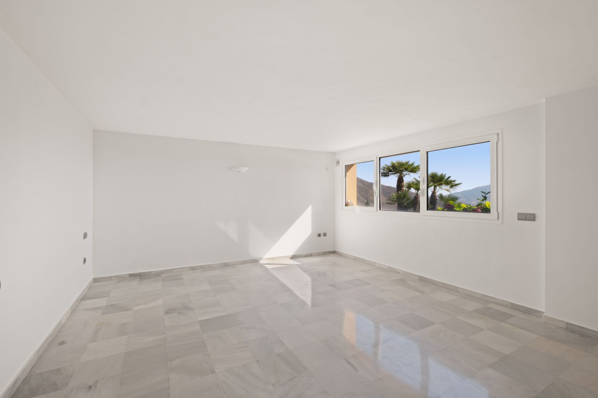 5 Bedroom Villa in Marbella - Photo 36