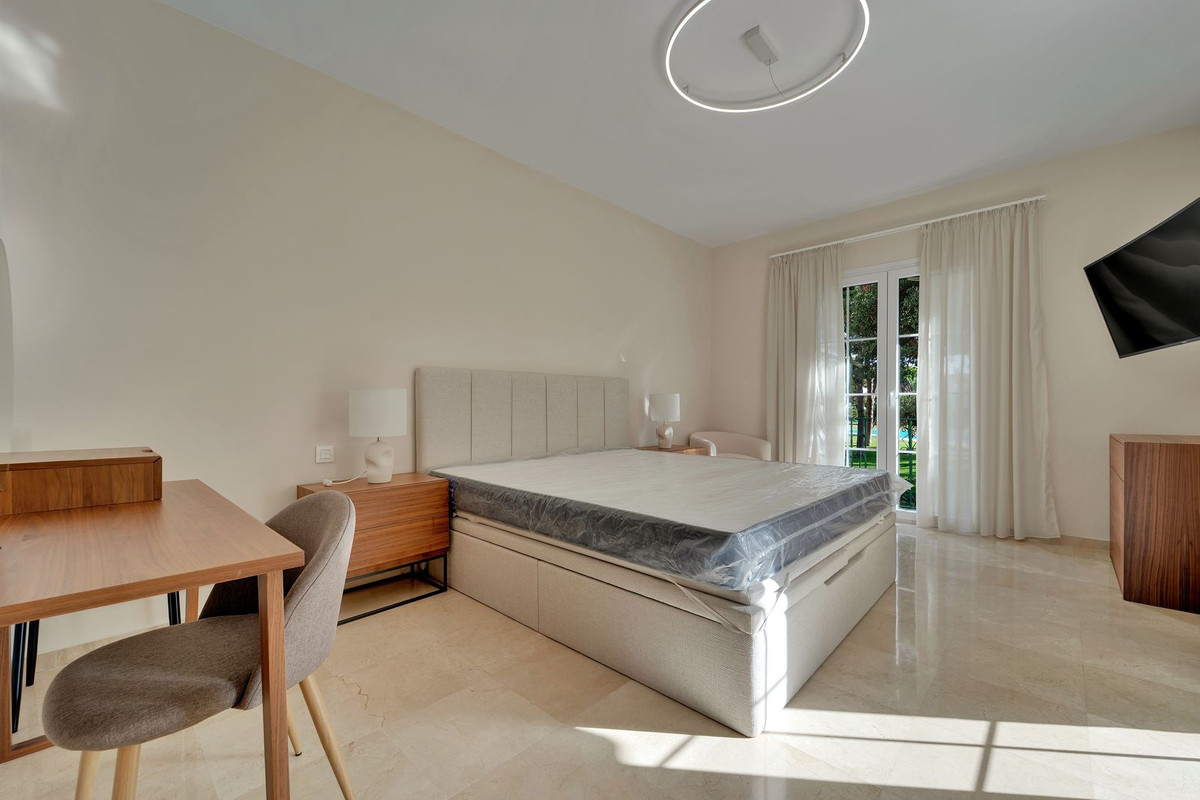 3 Bedroom Apartment in Estepona - Photo 9