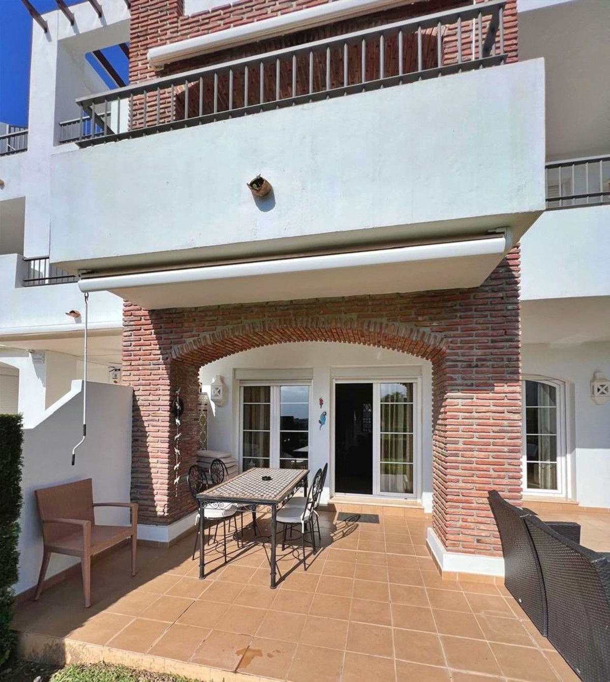 3 Bedroom Apartment in Benahavís - Photo 2