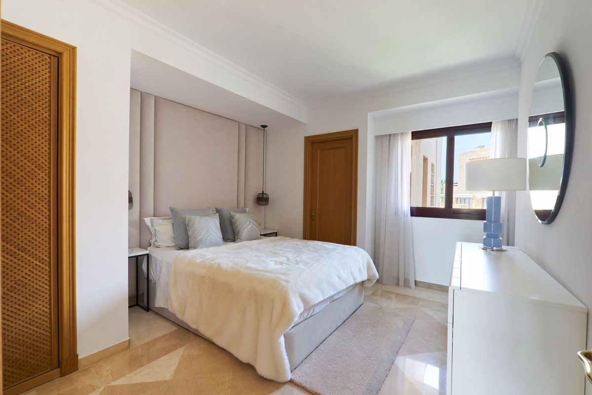 3 Bedroom Penthouse in Estepona - Photo 23