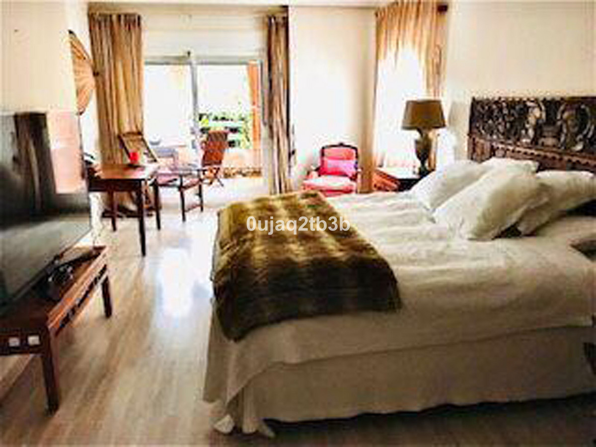 3 Bedroom Apartment in Estepona - Photo 8