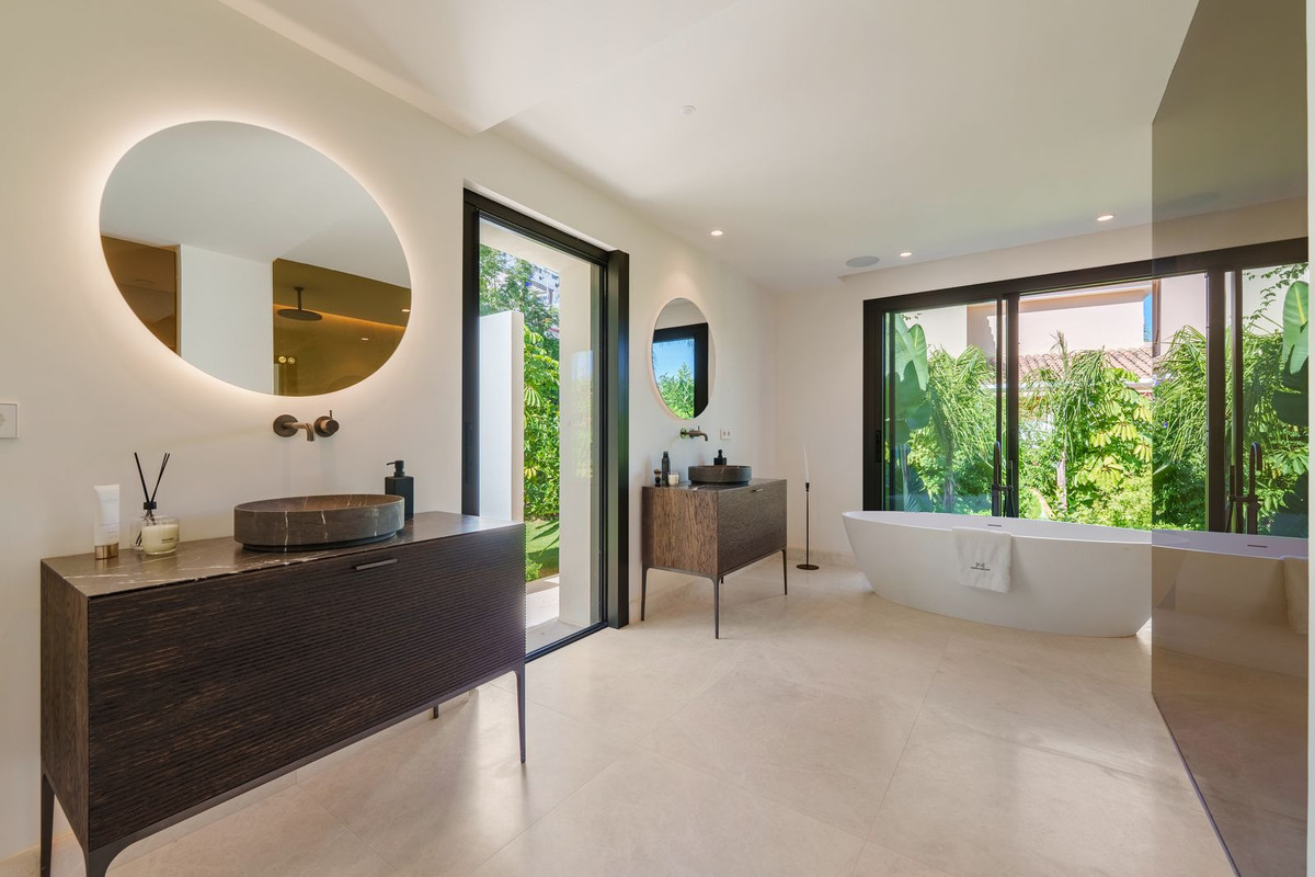 5 Bedroom Villa in Marbella - Photo 31