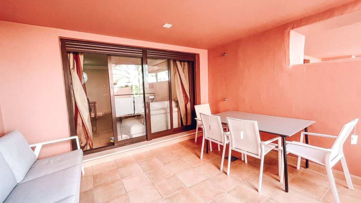 3 Bedroom Apartment in Estepona - Photo 3