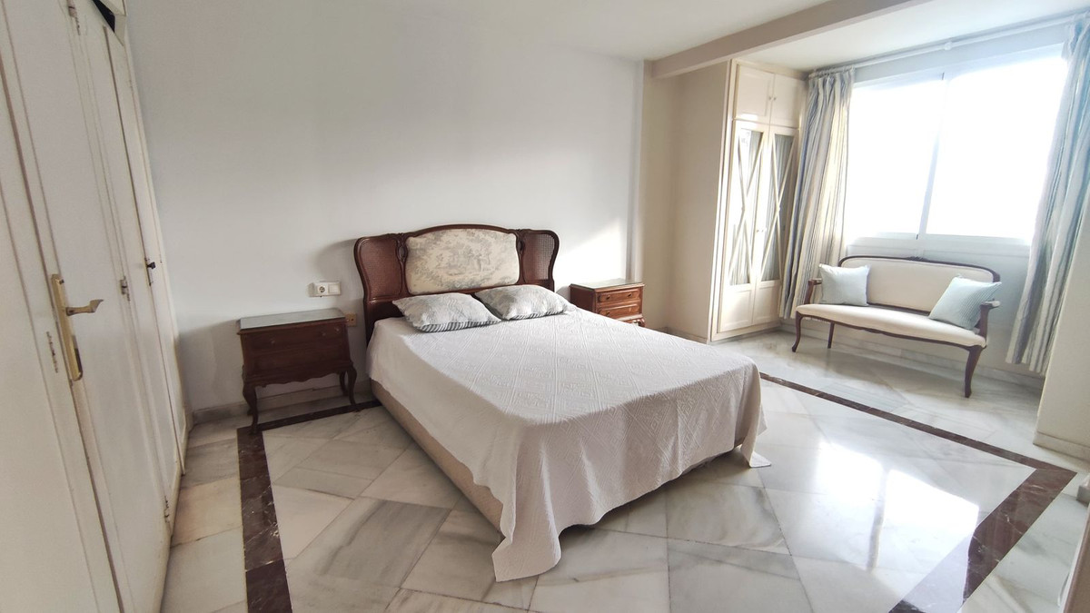 4 Bedroom Apartment in Marbella - Photo 4
