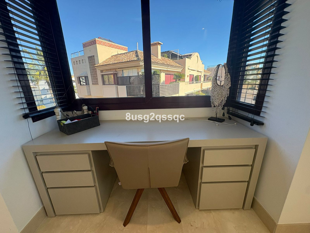 3 Bedroom Penthouse in Estepona - Photo 12