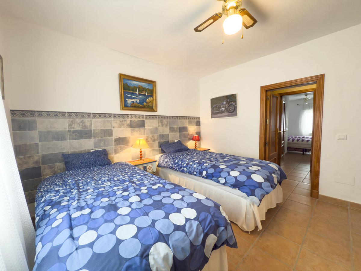 6 Bedroom Townhouse in Tolox - Photo 24