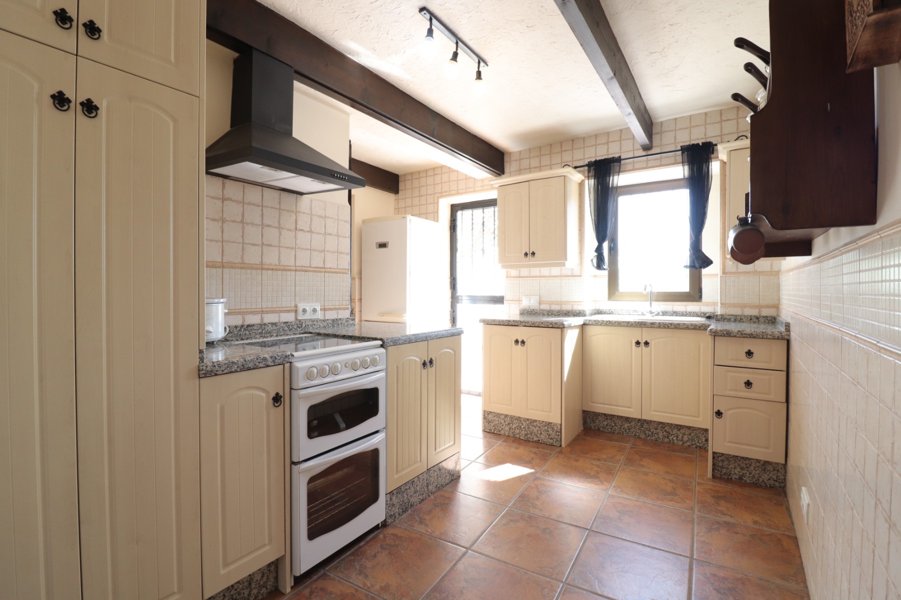 Chalet de 4 dormitorios en Alicante – Foto 11