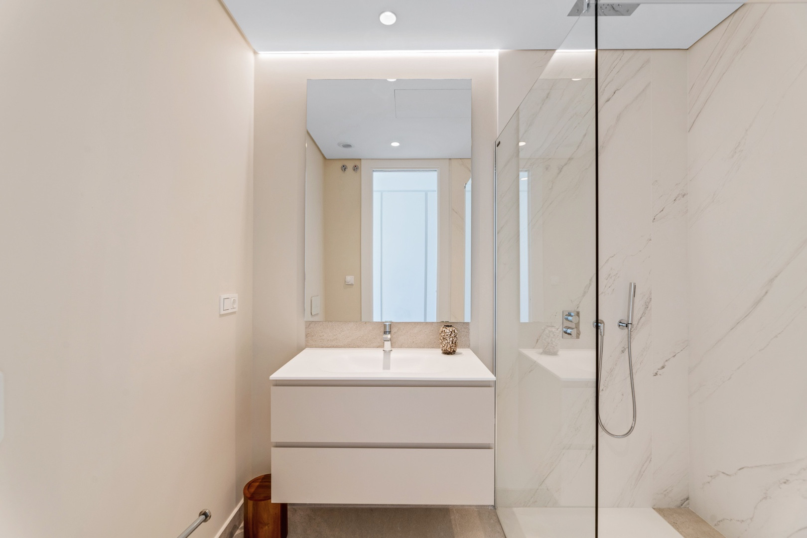 2 Bedroom Apartment in Benahavís - Photo 11