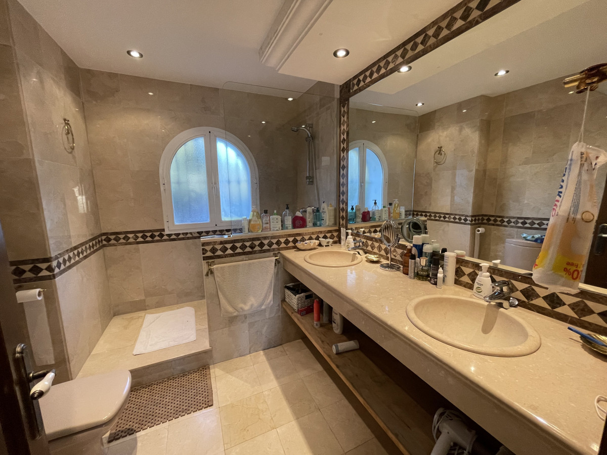 4 Bedroom Villa in Marbella - Photo 48