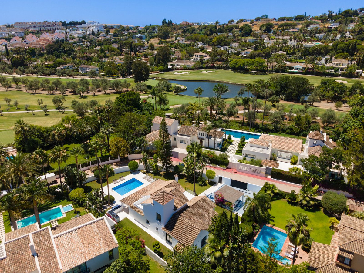 4 Bedroom Villa in Marbella - Photo 7