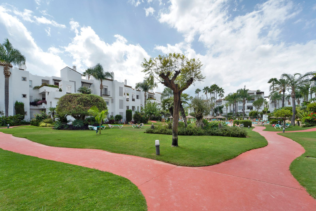 2 Bedroom Apartment in Estepona - Photo 20