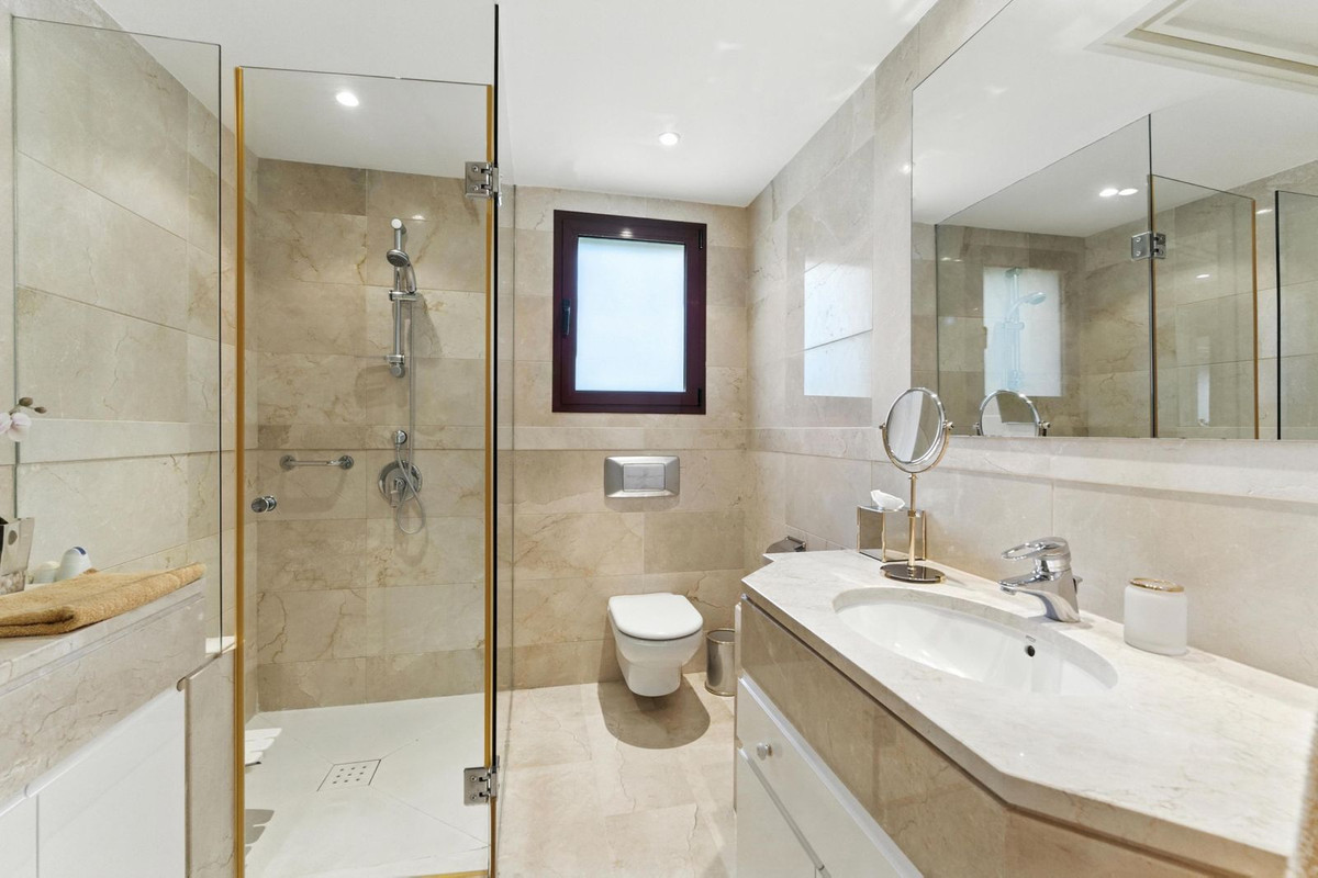 2 Bedroom Apartment in Estepona - Photo 20