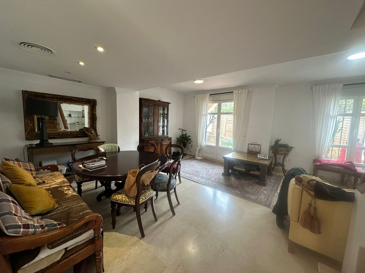 4 Bedroom Townhouse in San Pedro de Alcántara - Photo 7