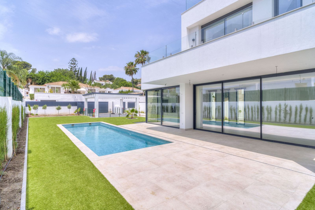 6 Bedroom Villa in Marbella - Photo 4
