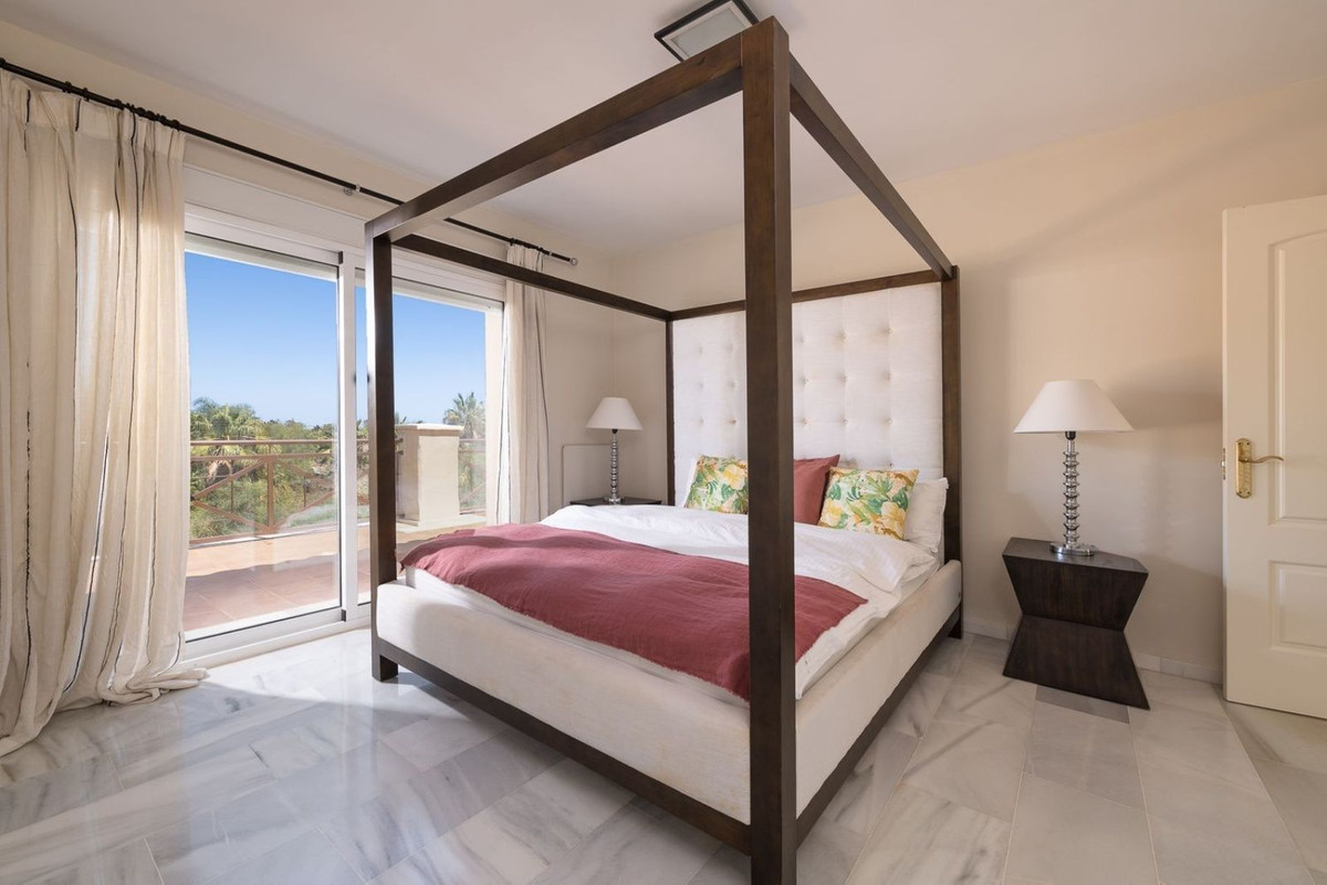6 Bedroom Villa in Marbella - Photo 22