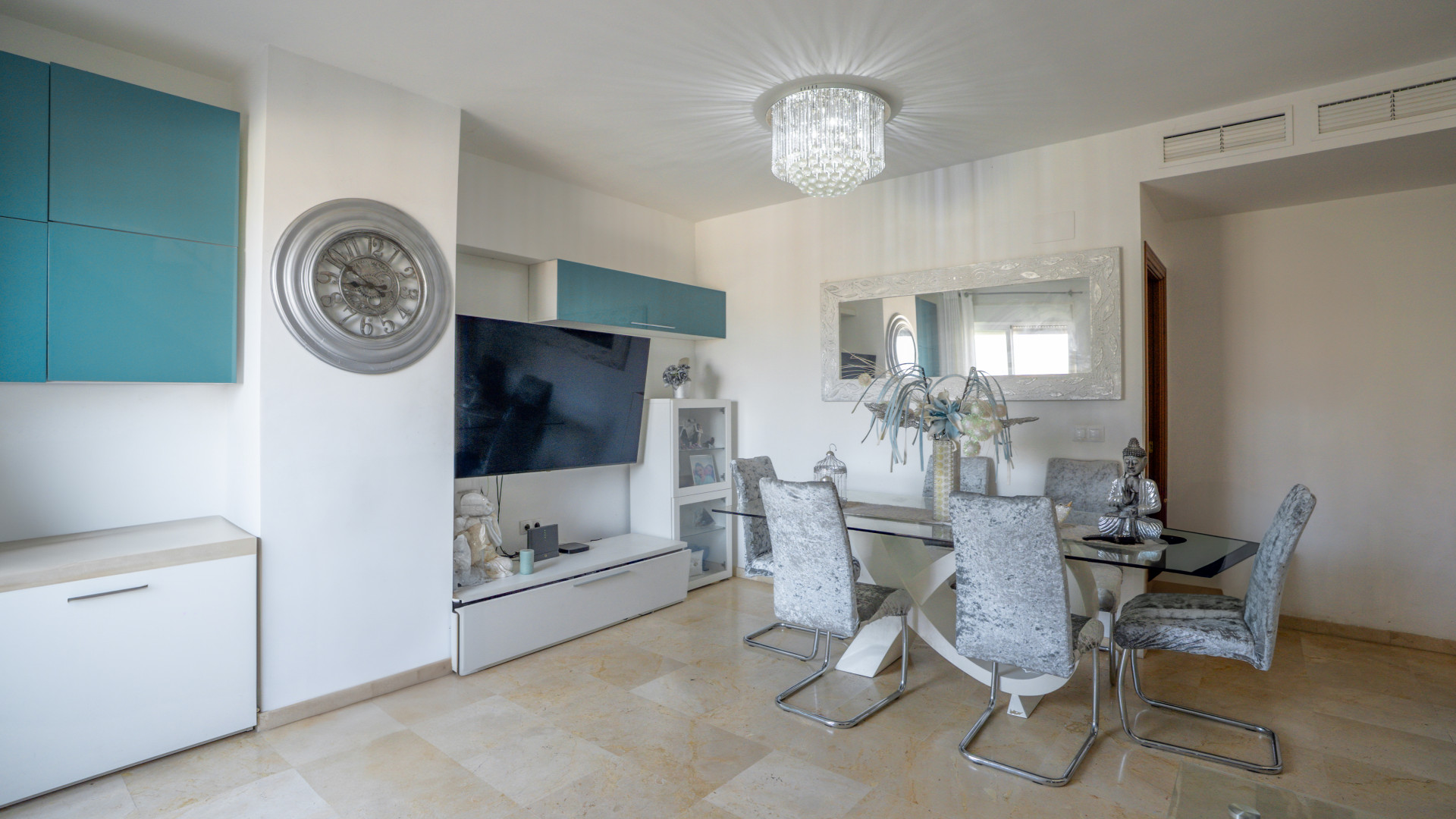 3 Bedroom Penthouse in Estepona - Photo 9
