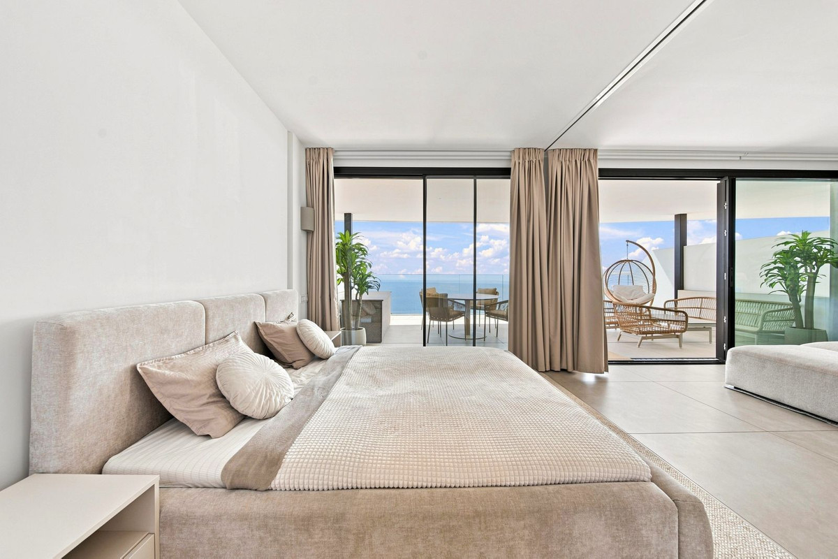 2 Bedroom Apartment in Fuengirola - Photo 9