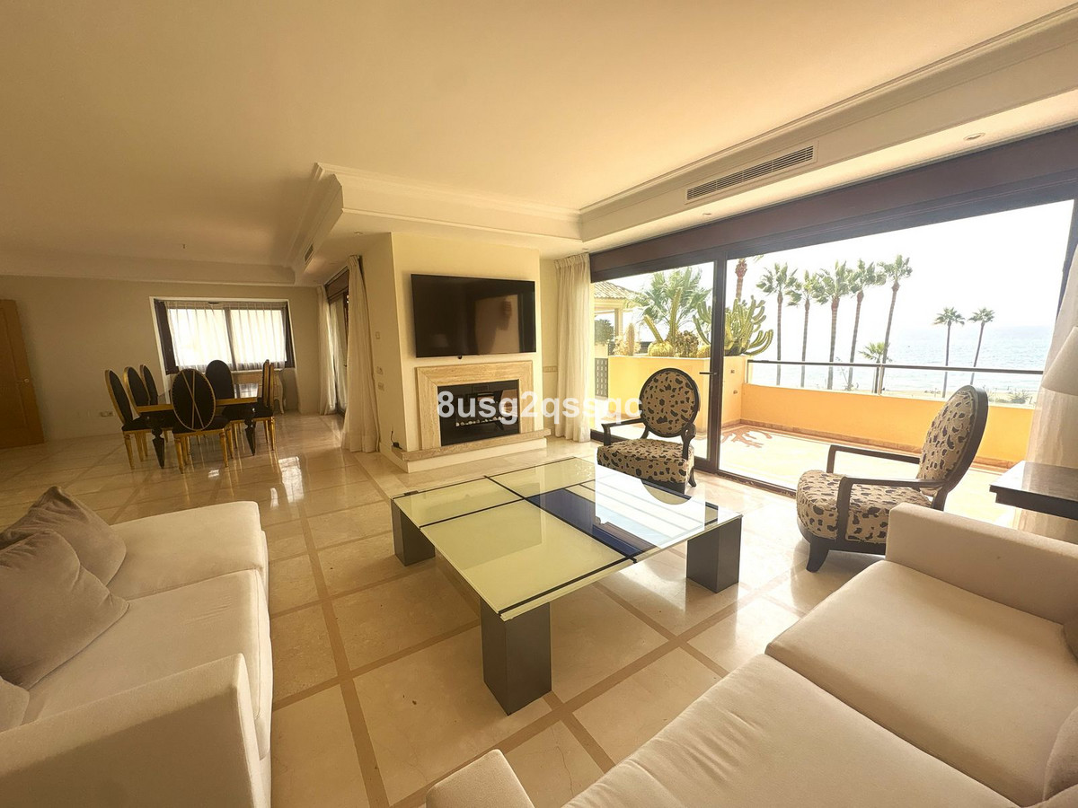 3 Bedroom Penthouse in Estepona - Photo 9