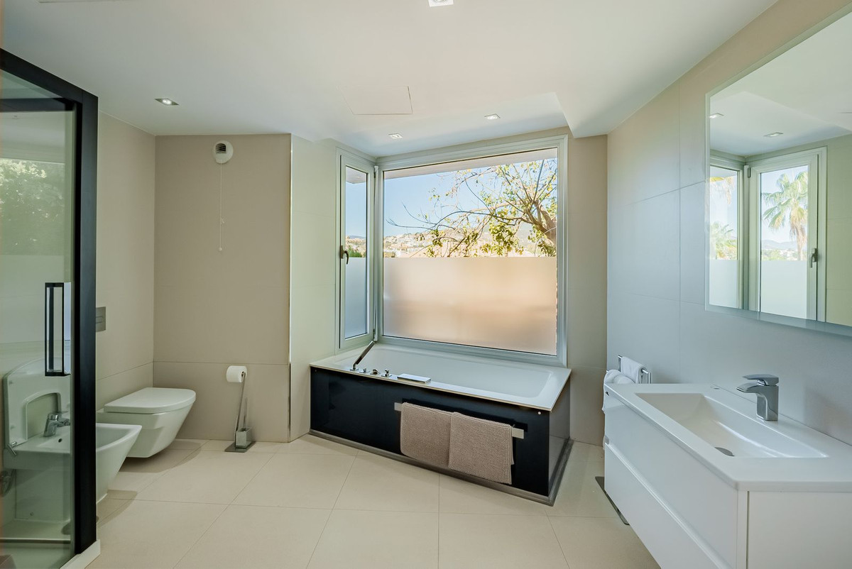 5 Bedroom Villa in Marbella - Photo 9