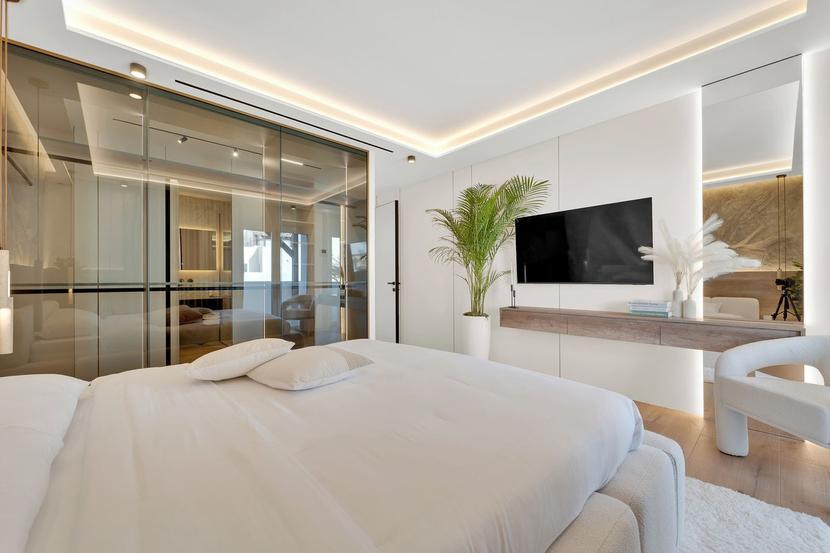 3 Bedroom Apartment in Marbella - Photo 9