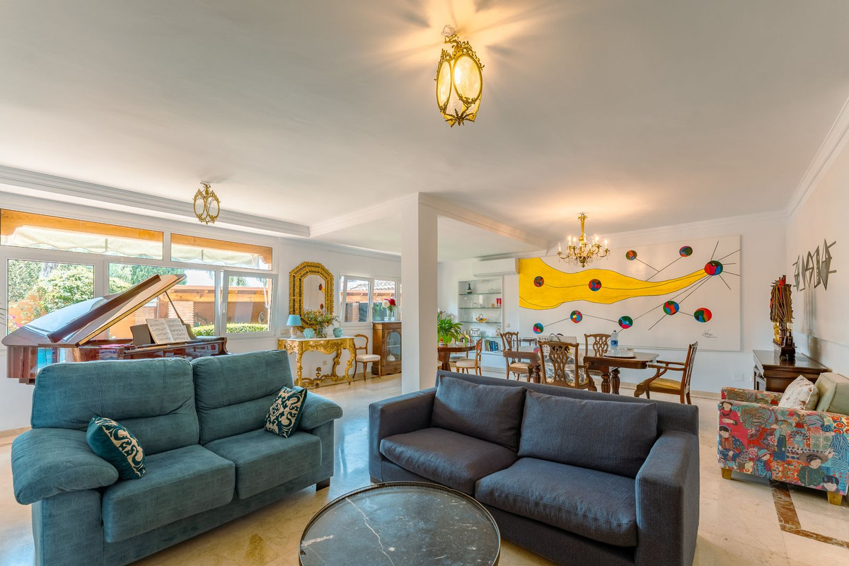 4 Bedroom Villa in San Pedro de Alcántara - Photo 5