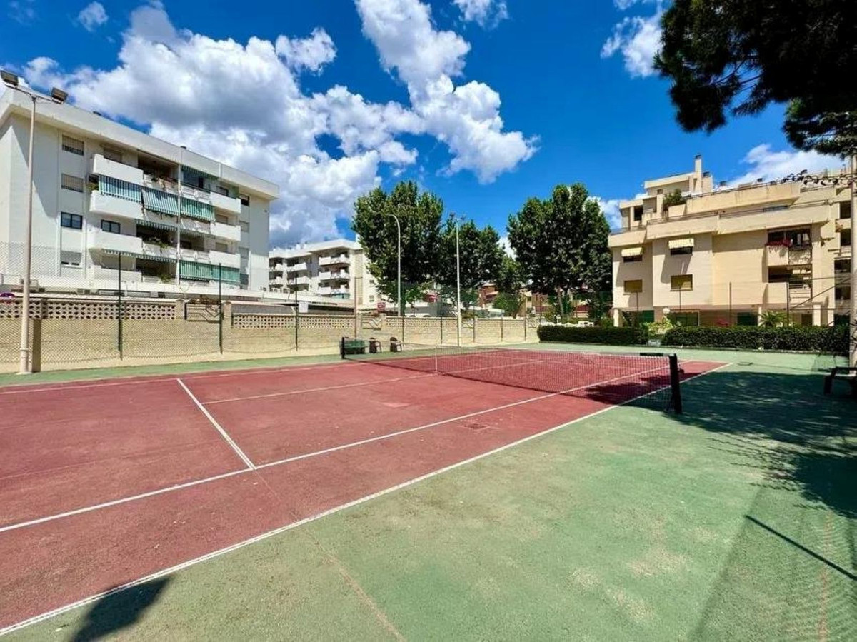 2 Bedroom Apartment in Torremolinos - Photo 26